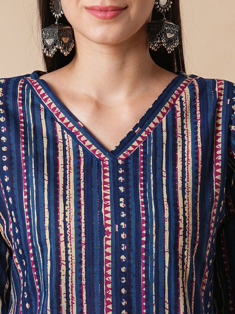 جلو باص طقم كورتا نسائي مستقيم بطبعة خطوط هندسية وياقة على شكل  مع بنطلون بالازو للعمل - Image 5